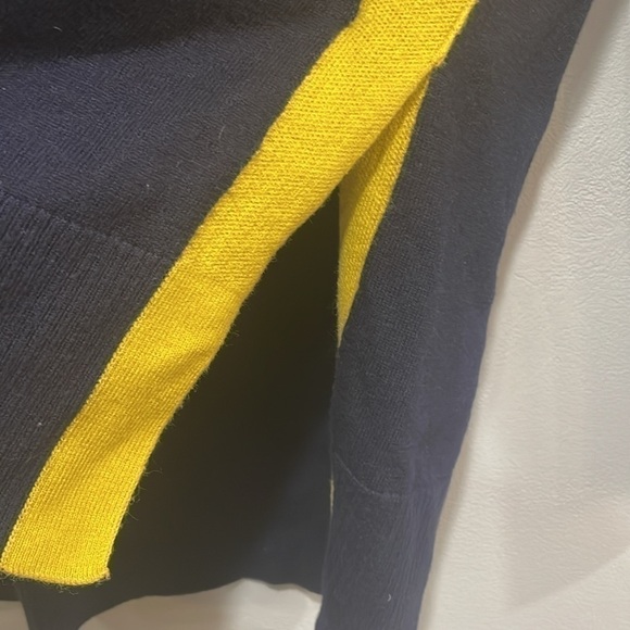 Boden Wool and Cotton Navy and Yellow sweater size XS with small hole - Picture 6 of 7